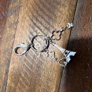 Silvertone Eiffel Tower keychain/handbag charm